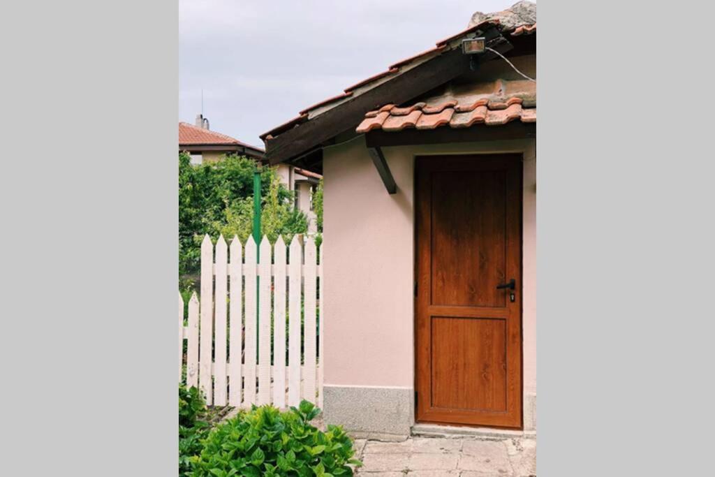 Vila Cute Little House With A White Picket Fence Burgas City Exteriér fotografie